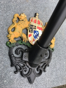 Fahnenmasthalter, schwarz mit Royal-Logo, für Wand, Gusseisen, pulverbeschichtet